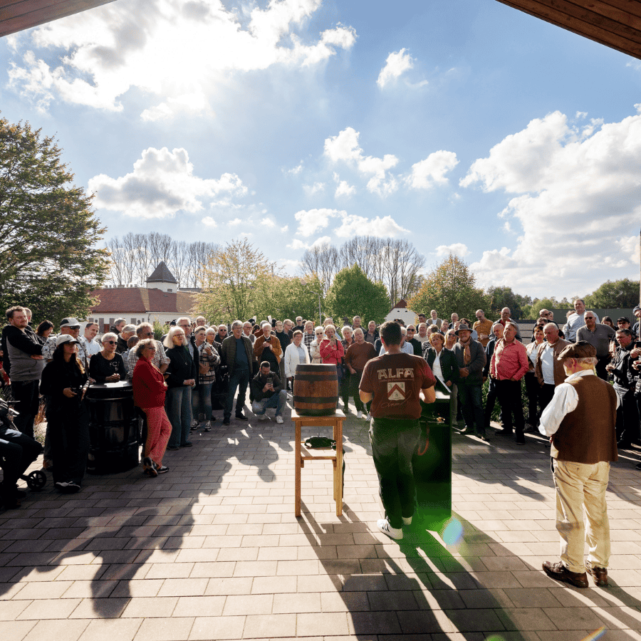 bokbierfeest voor de ingang van gasterij Alfa Brouwerijcafé gasterij Zuid-Limburg