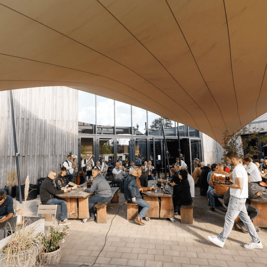 Live muziek op het terras van gasterij Alfa Brouwerijcafé