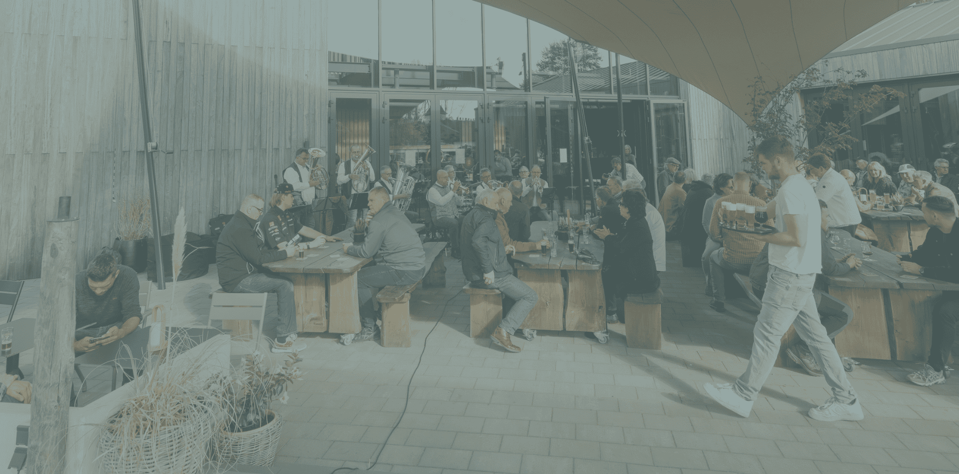 Terras Alfa Brouwerijcafé bediening met bier en live muziek