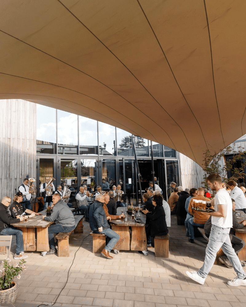 Terras Alfa Brouwerijcafé met bediening en live muziek band
