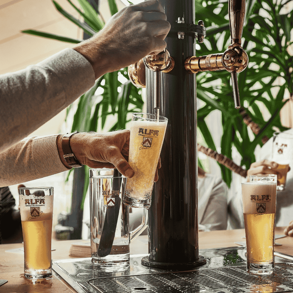 Zelf bier tappen aan taptafel tapzuil Alfa Brouwerijcafé