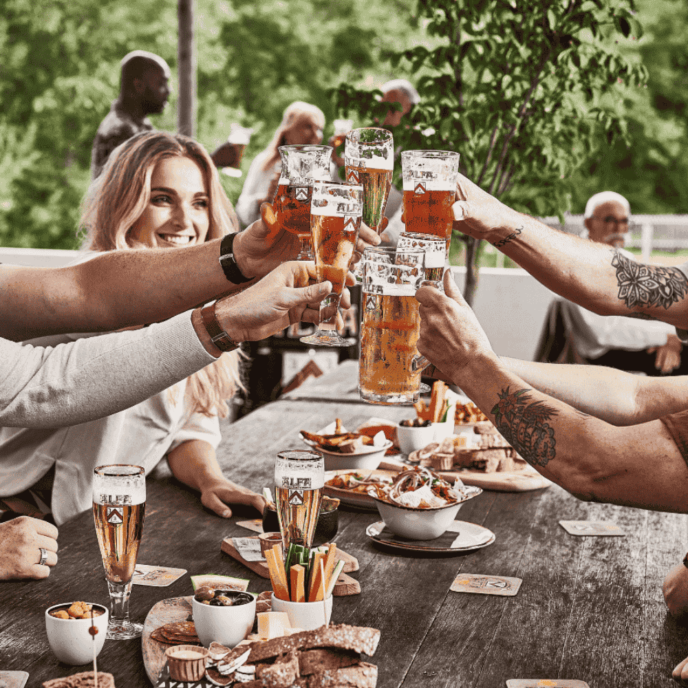 Bourgondisch borrelen op het terras van brouwpub en taproom restaurant Alfa Brouwerijcafé brewpub café