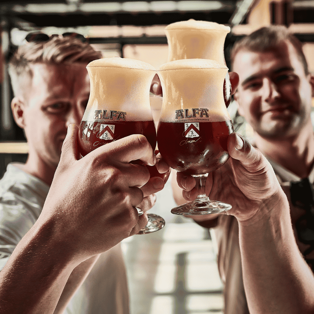 borrelen in bierhuis Alfa Brouwerijcafé met Alfa Herfstbok seizoensbier in speciaalbierglazen