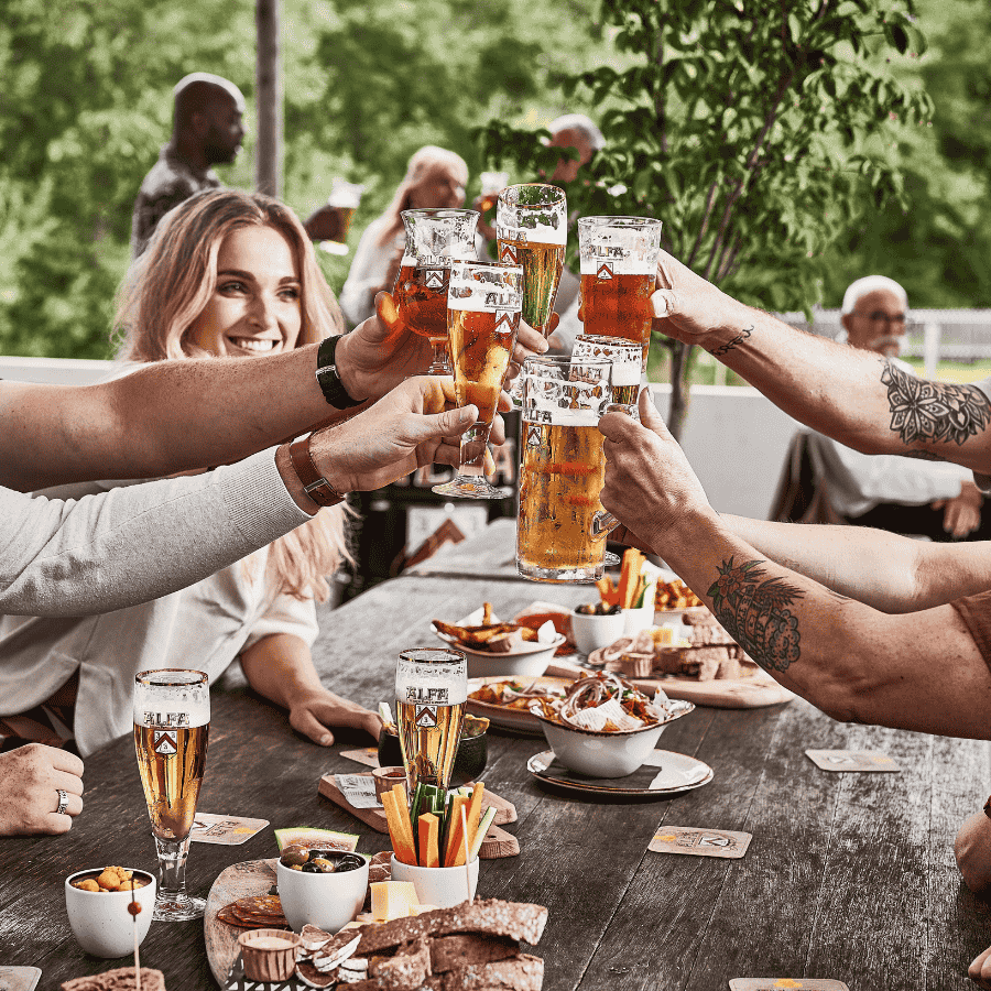 Bourgondisch borrelen op het terras van tapperij Alfa Brouwerijcafé Zuid-Limburg tapperij Schinnen