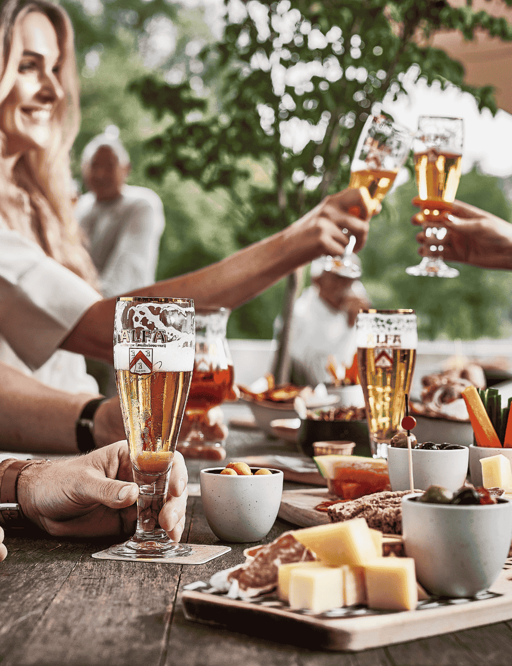 Proosten bieren en borrelplank op terras Alfa Brouwerijcafé