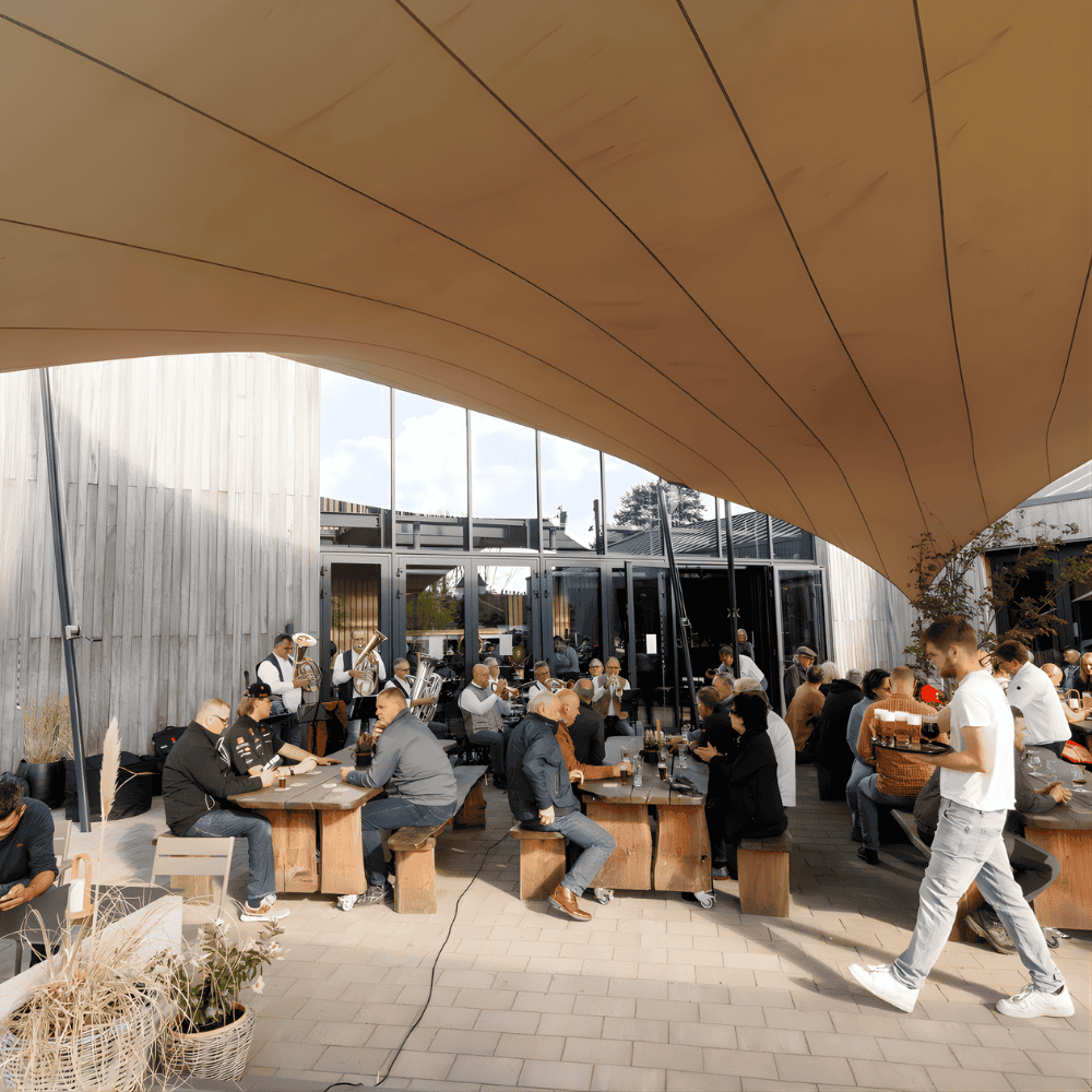 Live muziek op het terras van brewpub Alfa Brouwerijcafé