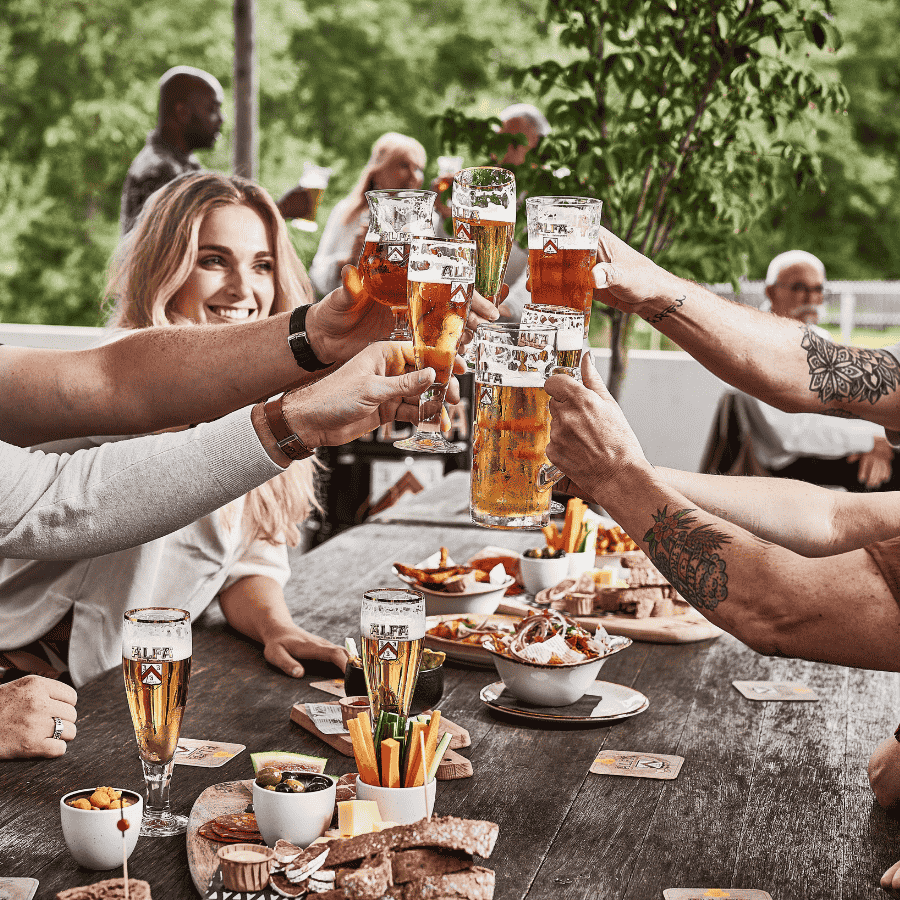 met grote groep aan tafel groepsreservering alfa brouwerijcafé
