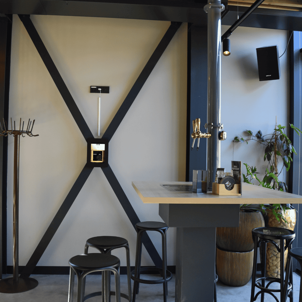 Taptafel Alfa Brouwerijcafé met tapzuil en saldoscherm op de achtergrond