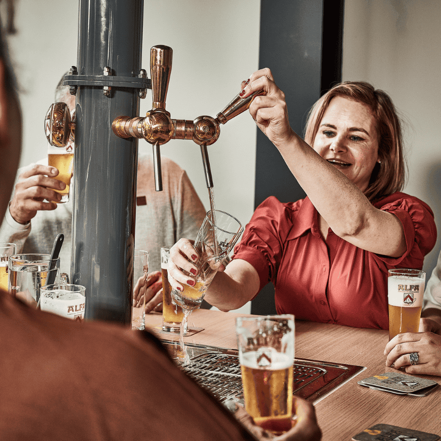 Zelf bier tappen taptafel Alfa Brouwerijcafé tapperij