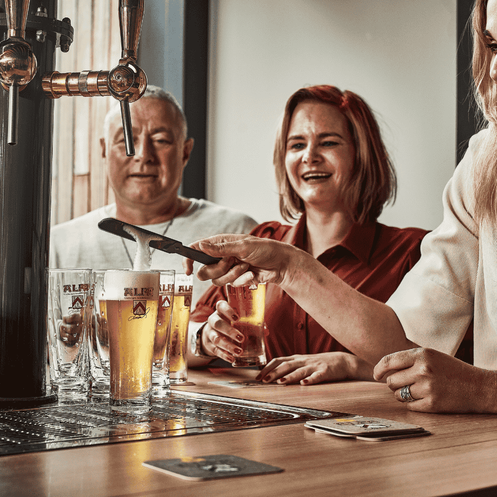 bier afschuimen aan taptafel met afschuimspatel